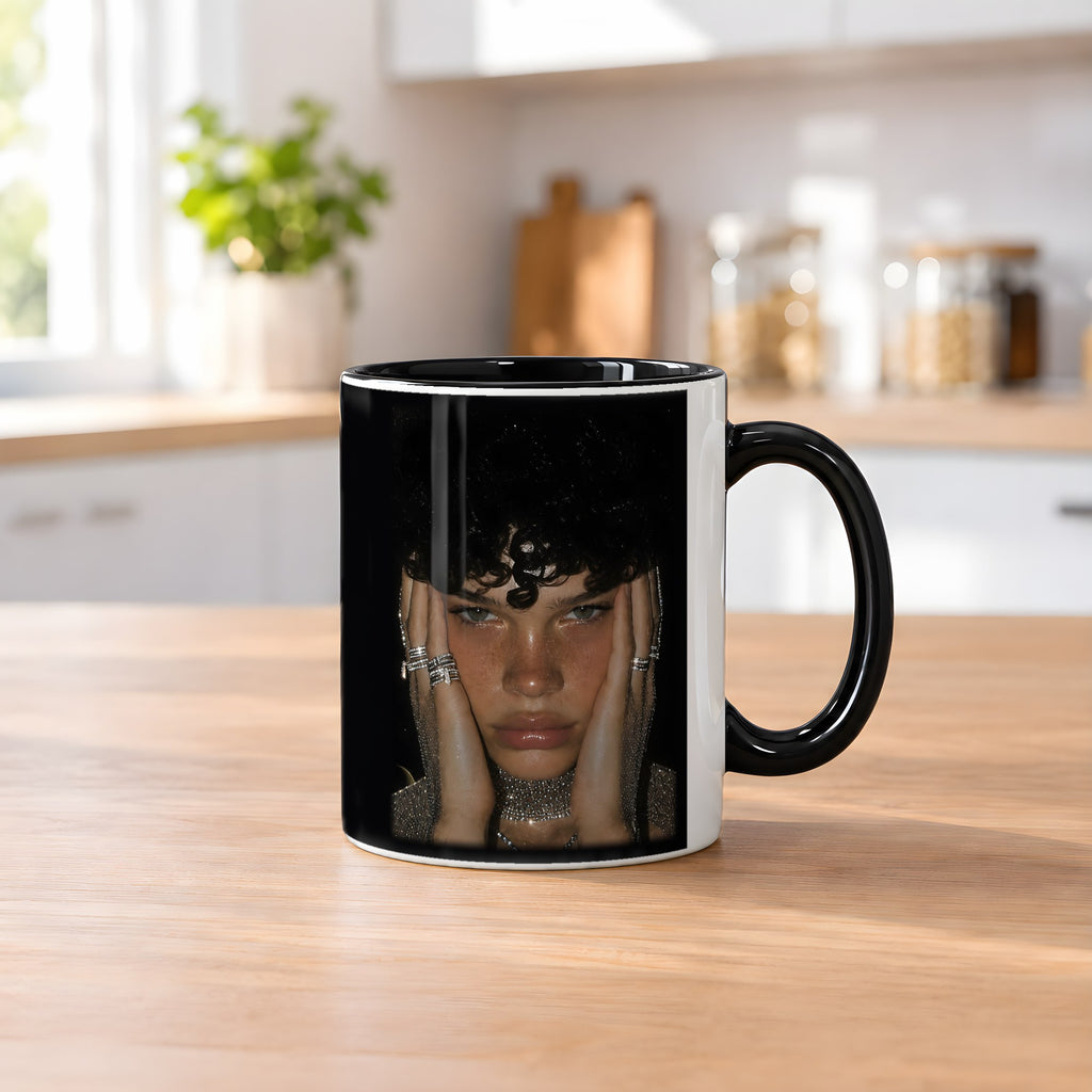 Goldene Stunde – Tasse innen schwarz, auf dem Küchentresen