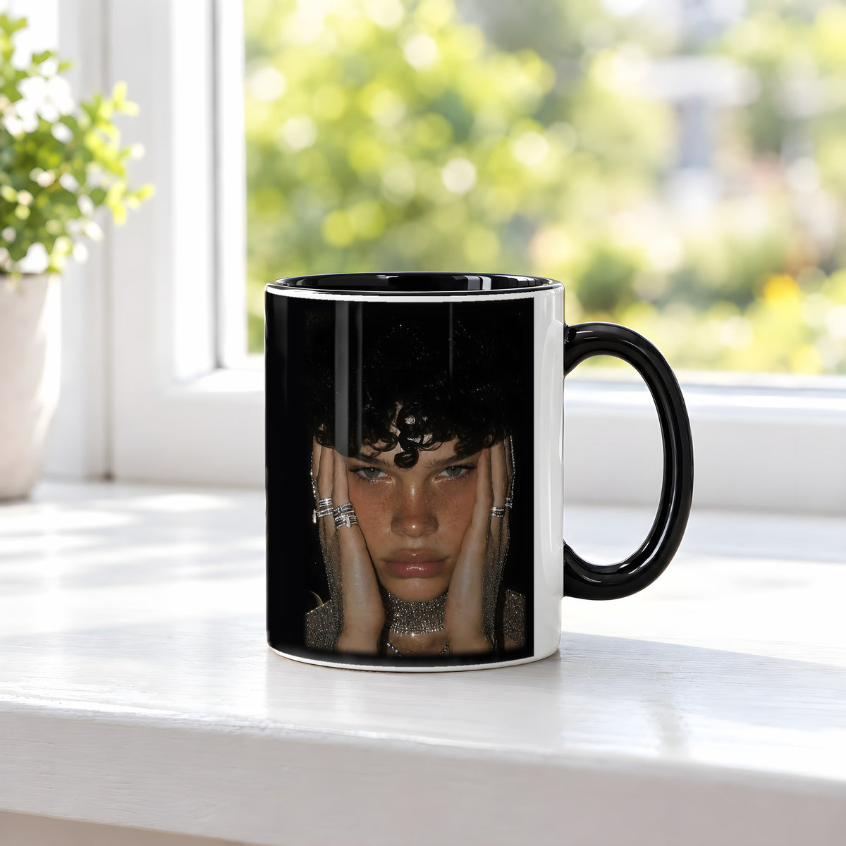Goldene Stunde – Tasse innen schwarz, auf der Fensterbank