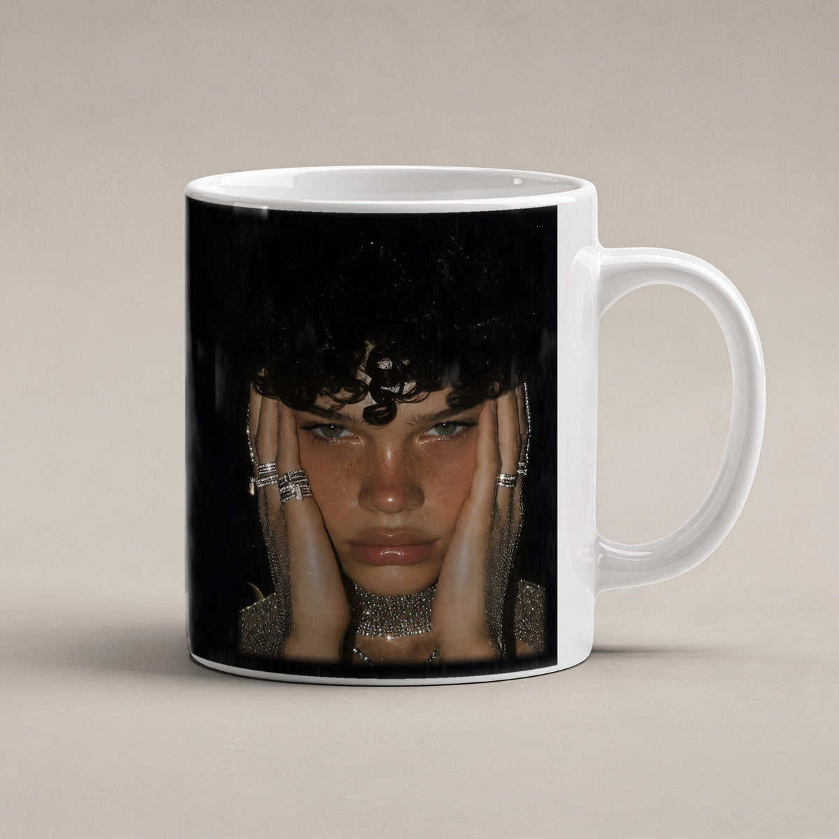 Goldene Stunde – weiße Tasse, freigestellt