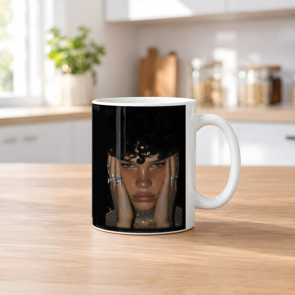 Goldene Stunde – weiße Tasse, auf dem Küchentresen