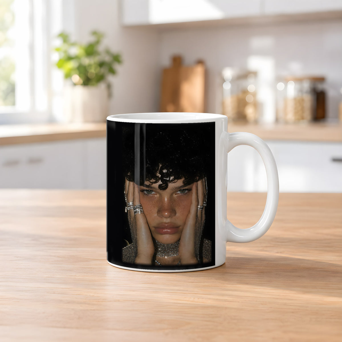 Goldene Stunde – weiße Tasse, auf dem Küchentresen