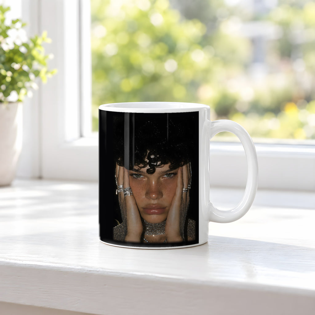 Goldene Stunde – weiße Tasse, auf der Fensterbank