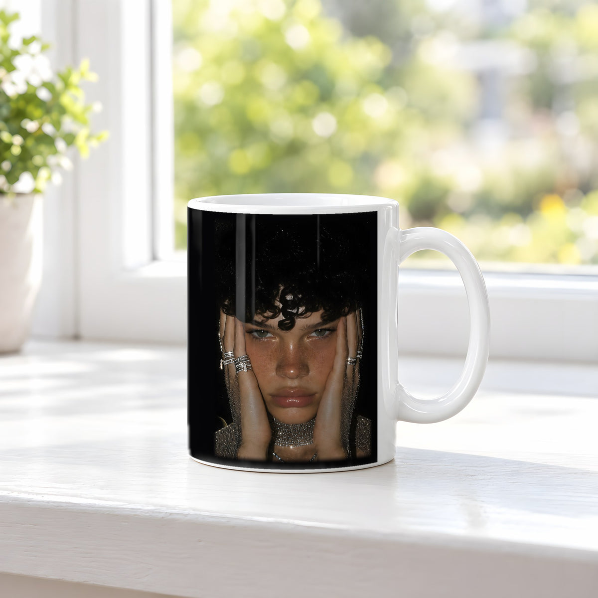 Goldene Stunde – weiße Tasse, auf der Fensterbank