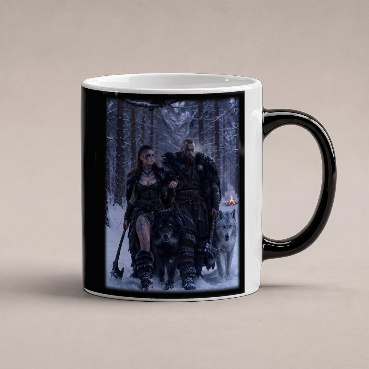Heimkehr im Schnee – Black Edition Zaubertasse mit Motiv (heiß), freigestellt