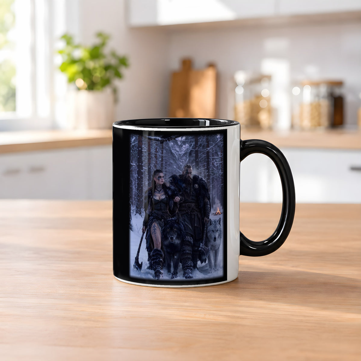 Heimkehr im Schnee – Tasse innen schwarz, auf dem Küchentresen