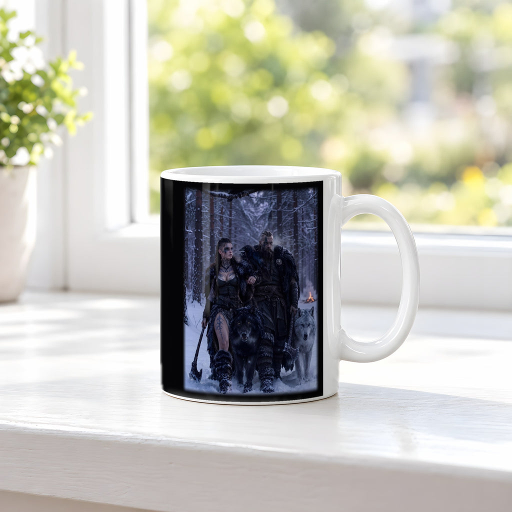 Heimkehr im Schnee – weiße Tasse, auf der Fensterbank