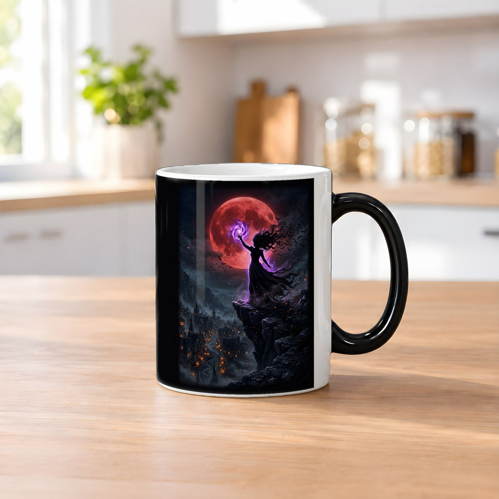 Die Hexenkönigin – Black Edition Zaubertasse mit Motiv (heiß), auf dem Küchentresen
