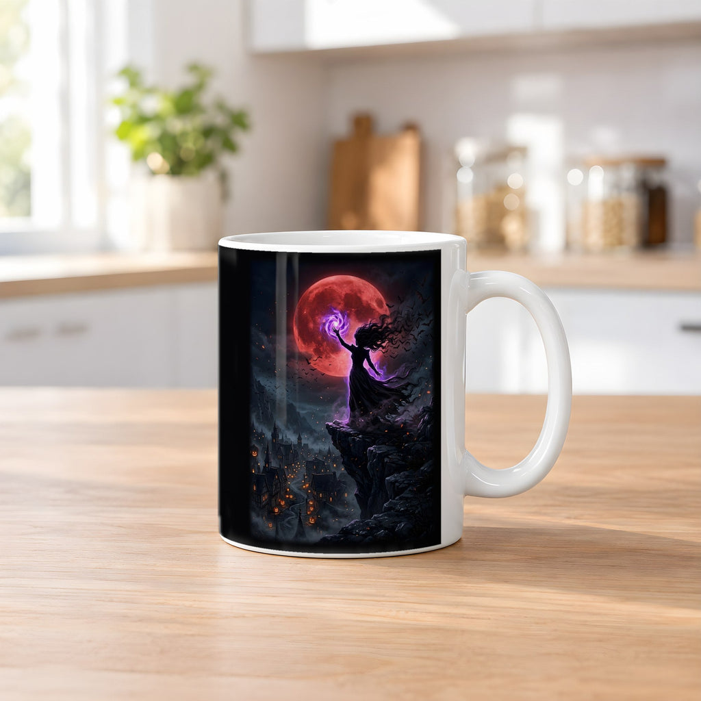Die Hexenkönigin – weiße Tasse, auf dem Küchentresen