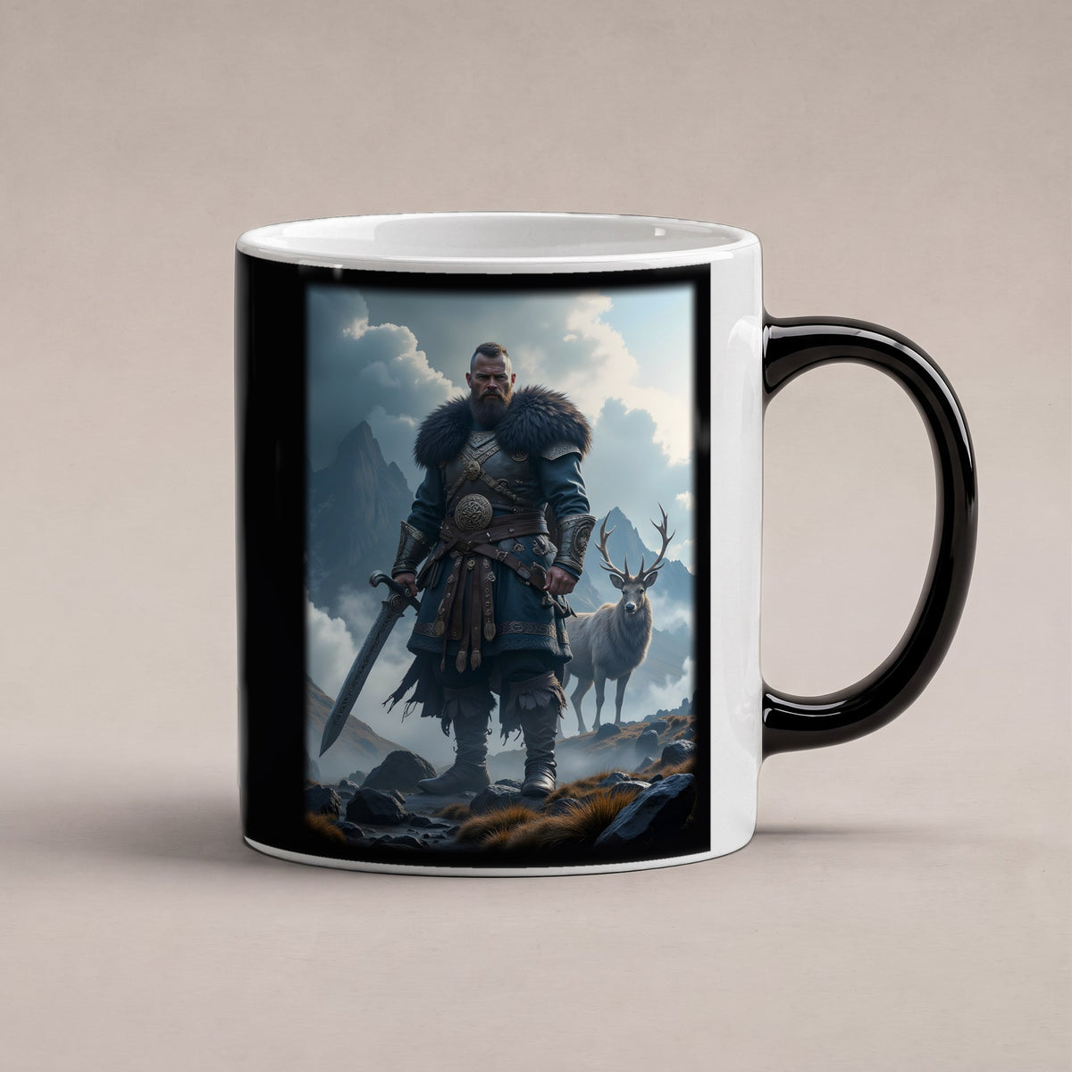 Der Hochlandwächter – Black Edition Zaubertasse mit Motiv (heiß), freigestellt