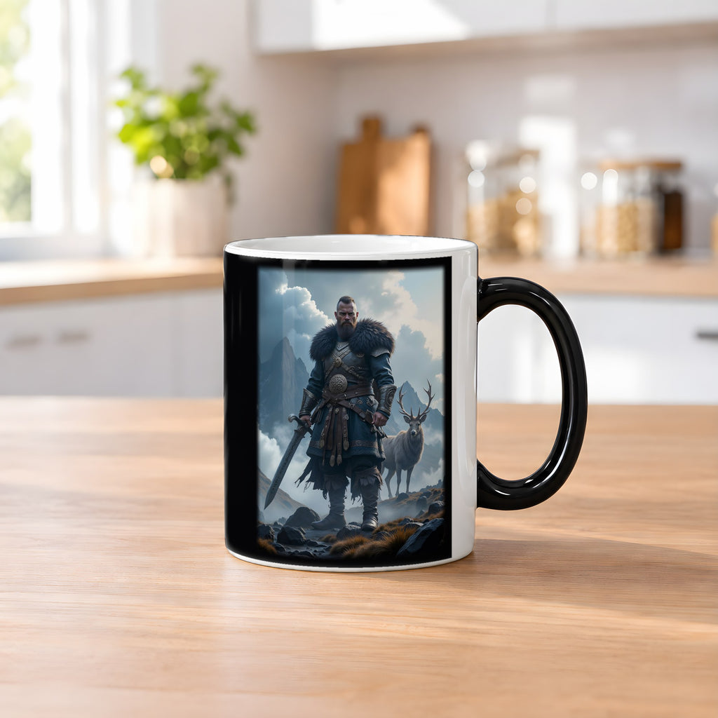 Der Hochlandwächter – Black Edition Zaubertasse mit Motiv (heiß), auf dem Küchentresen