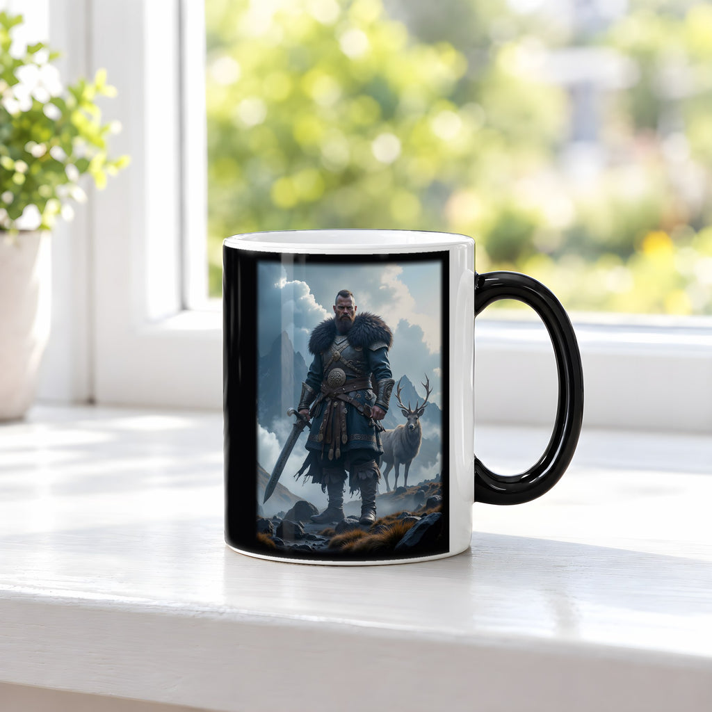 Der Hochlandwächter – Black Edition Zaubertasse mit Motiv (heiß), auf der Fensterbank