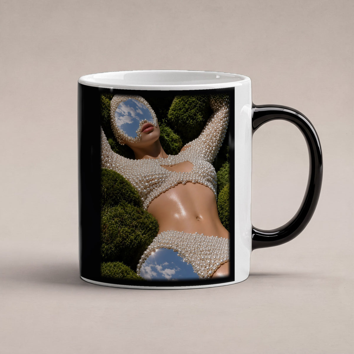 Himmelsspiegel – Black Edition Zaubertasse mit Motiv (heiß), freigestellt