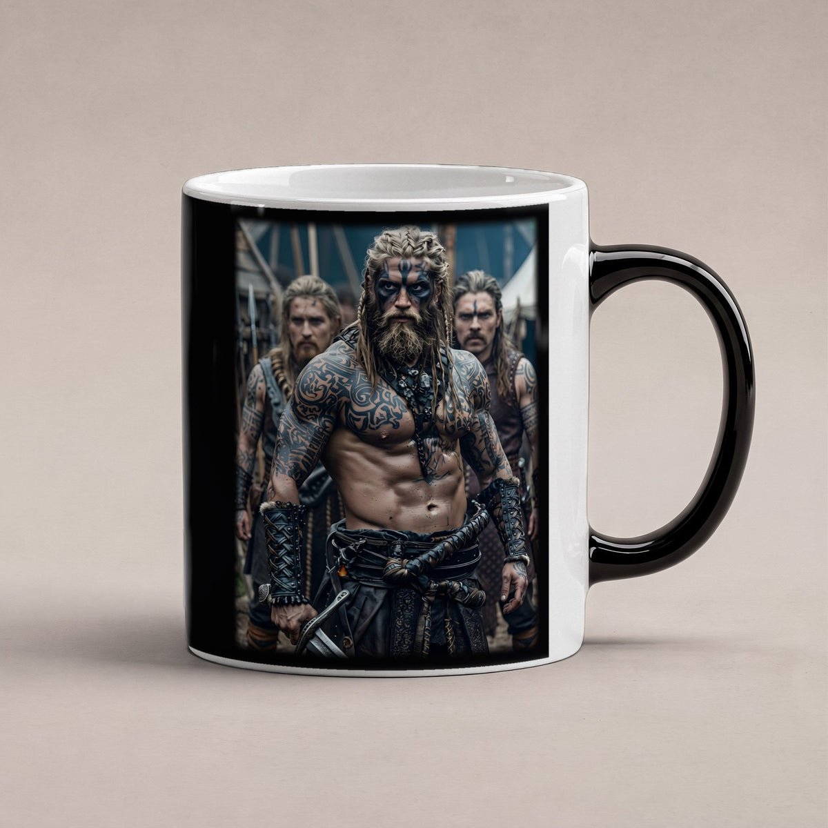 Im Kriegslager – Black Edition Zaubertasse mit Motiv (heiß), freigestellt
