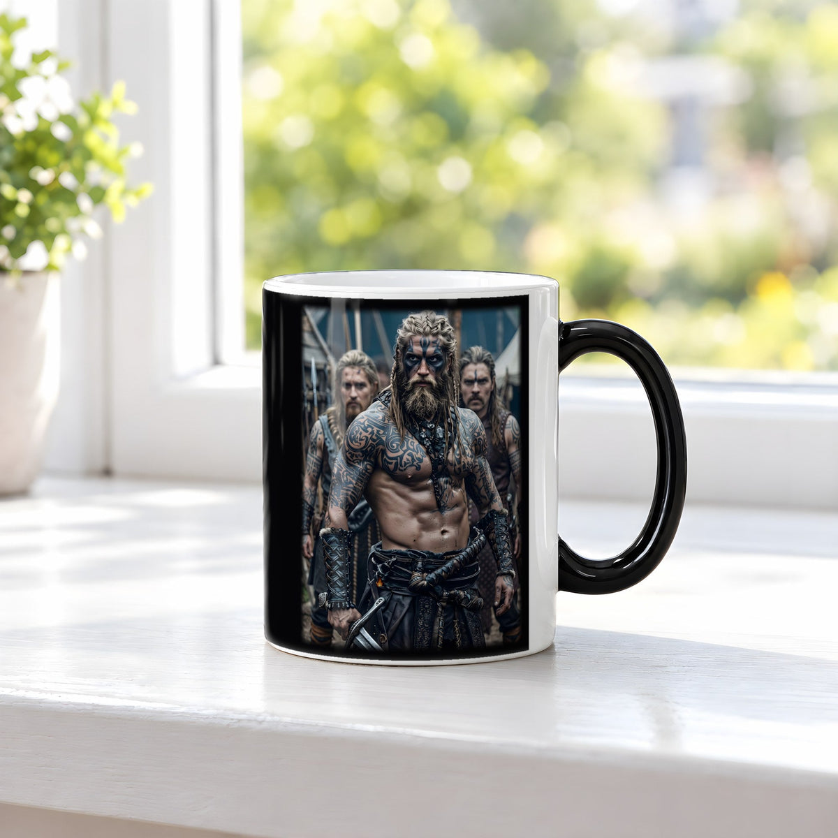 Im Kriegslager – Black Edition Zaubertasse mit Motiv (heiß), auf der Fensterbank