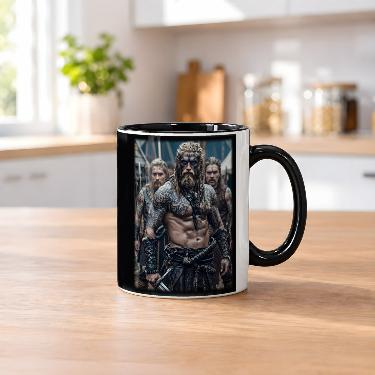 Im Kriegslager – Tasse innen schwarz, auf dem Küchentresen