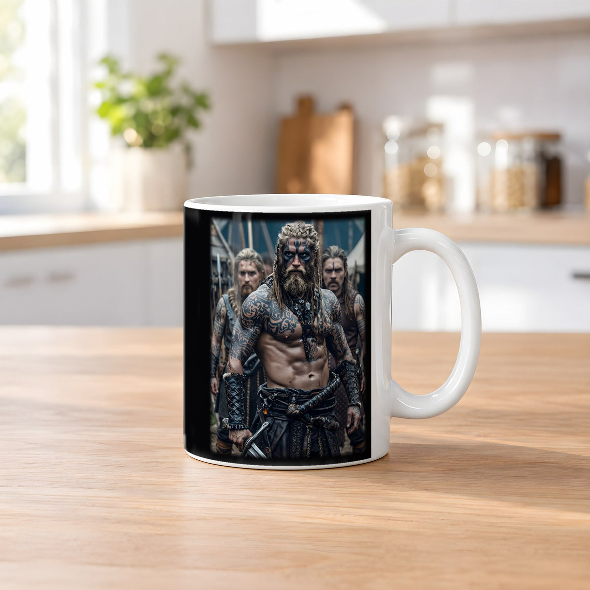 Im Kriegslager – weiße Tasse, auf dem Küchentresen