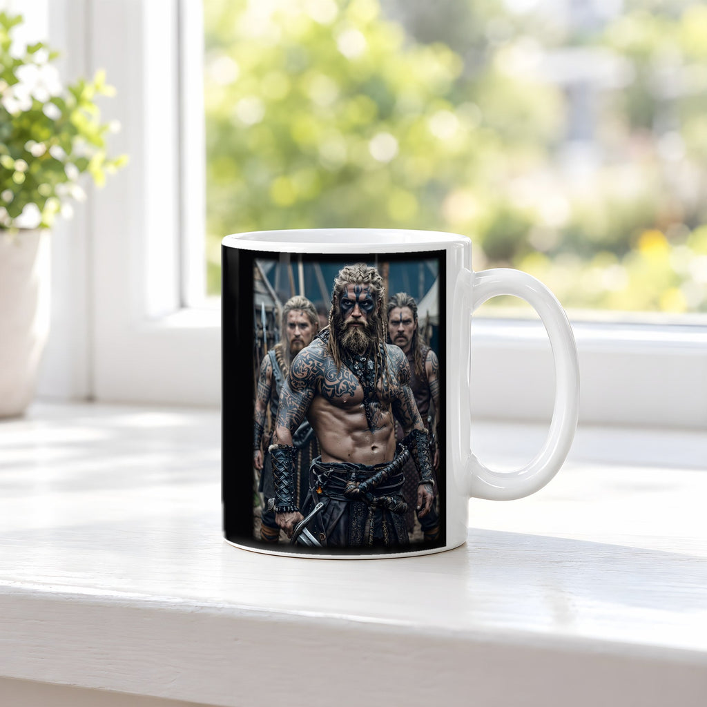Im Kriegslager – weiße Tasse, auf der Fensterbank