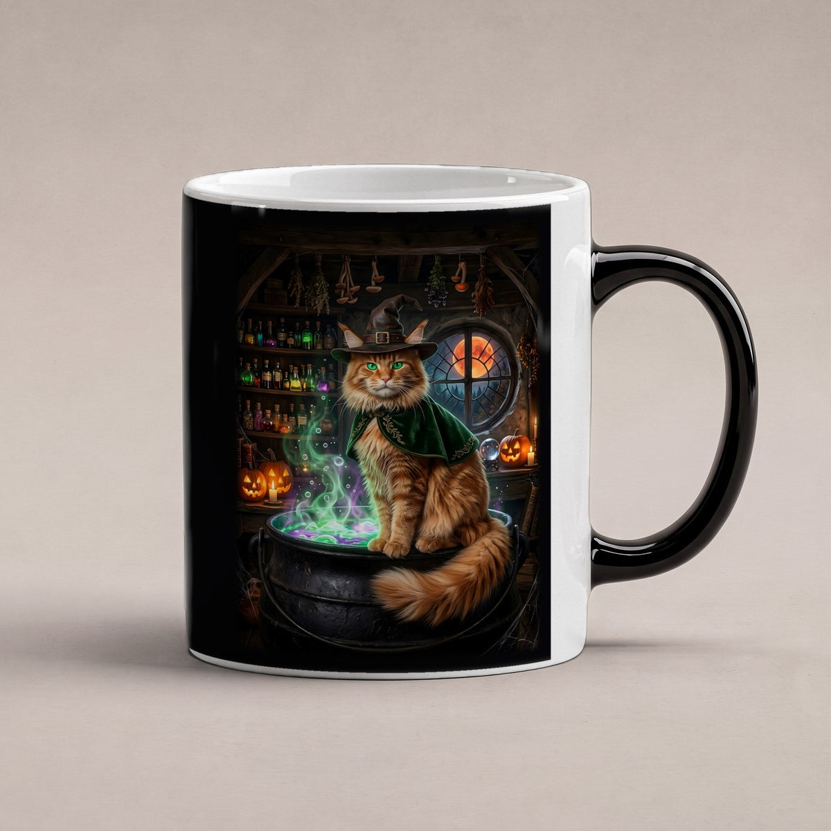 Der Kater am Kessel – Black Edition Zaubertasse mit Motiv (heiß), freigestellt