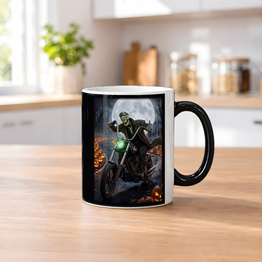 Der Knochenbiker – Black Edition Zaubertasse mit Motiv (heiß), auf dem Küchentresen