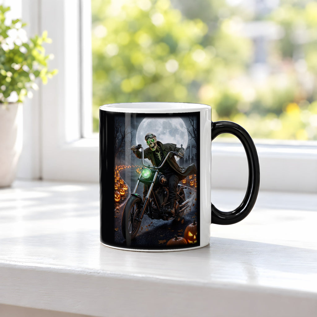 Der Knochenbiker – Black Edition Zaubertasse mit Motiv (heiß), auf der Fensterbank