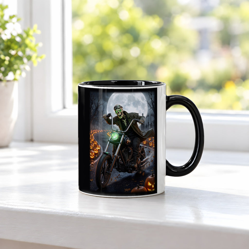 Der Knochenbiker – Tasse innen schwarz, auf der Fensterbank