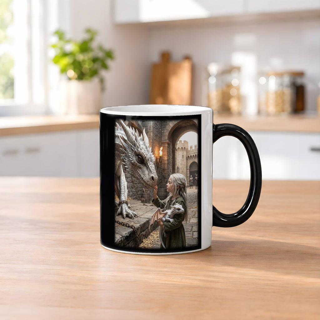 Die kleine Drachenhüterin – Black Edition Zaubertasse mit Motiv (heiß), auf dem Küchentresen