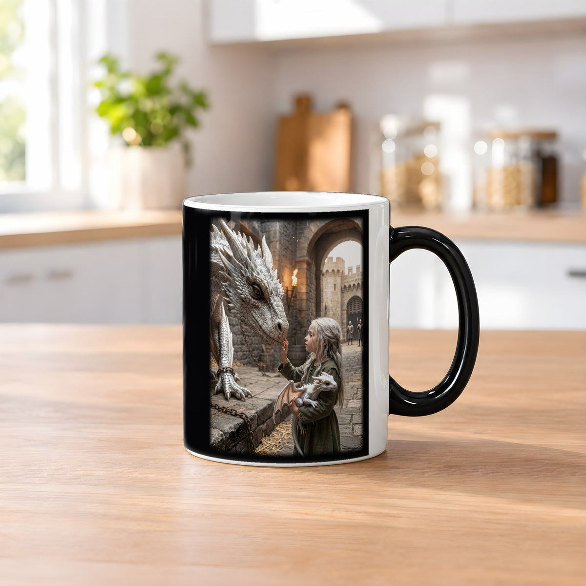Die kleine Drachenhüterin – Black Edition Zaubertasse mit Motiv (heiß), auf dem Küchentresen