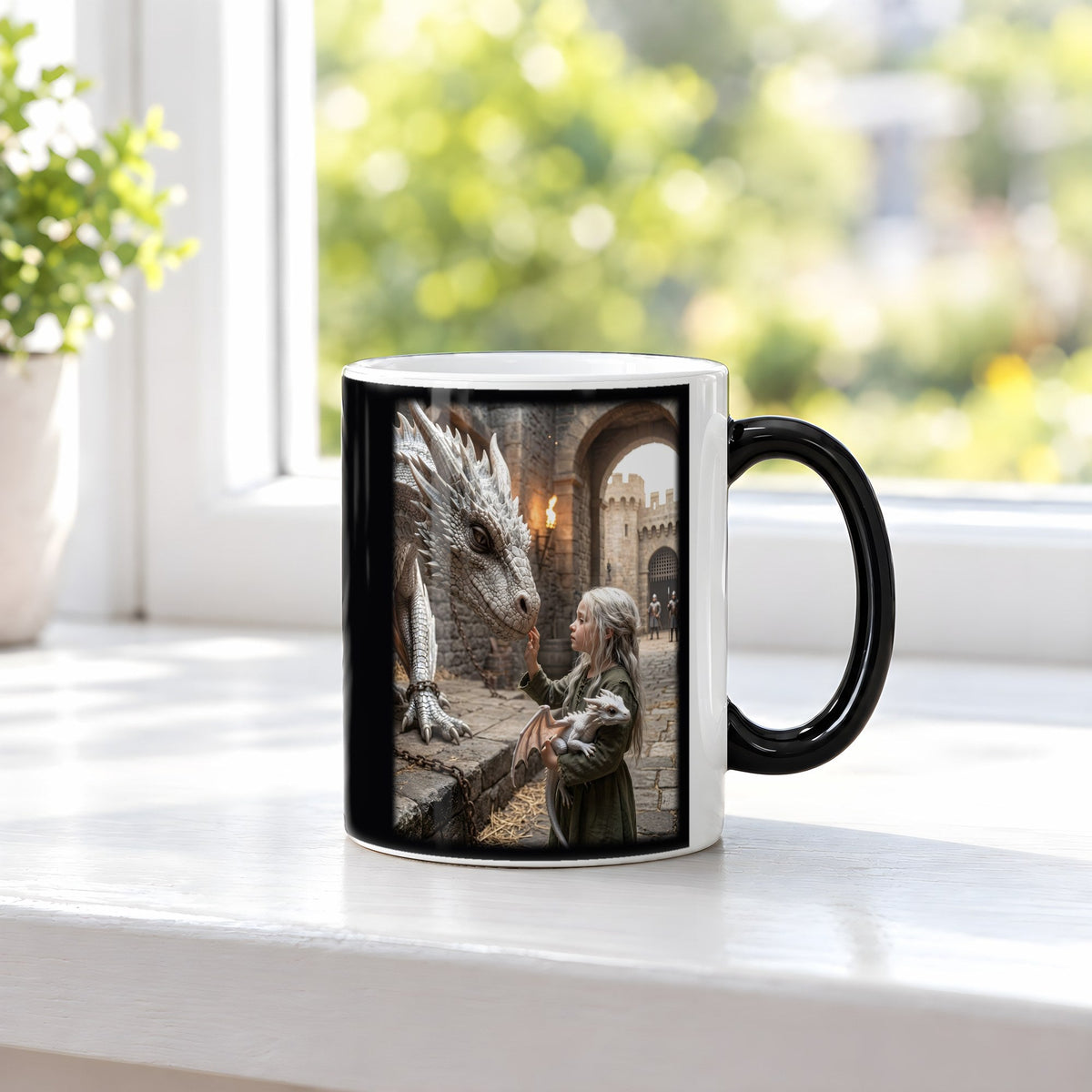 Die kleine Drachenhüterin – Black Edition Zaubertasse mit Motiv (heiß), auf der Fensterbank