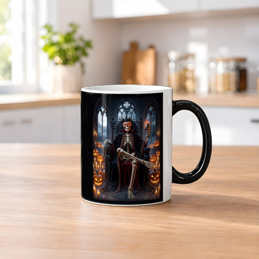 Der Kürbiskönig – Black Edition Zaubertasse mit Motiv (heiß), auf dem Küchentresen
