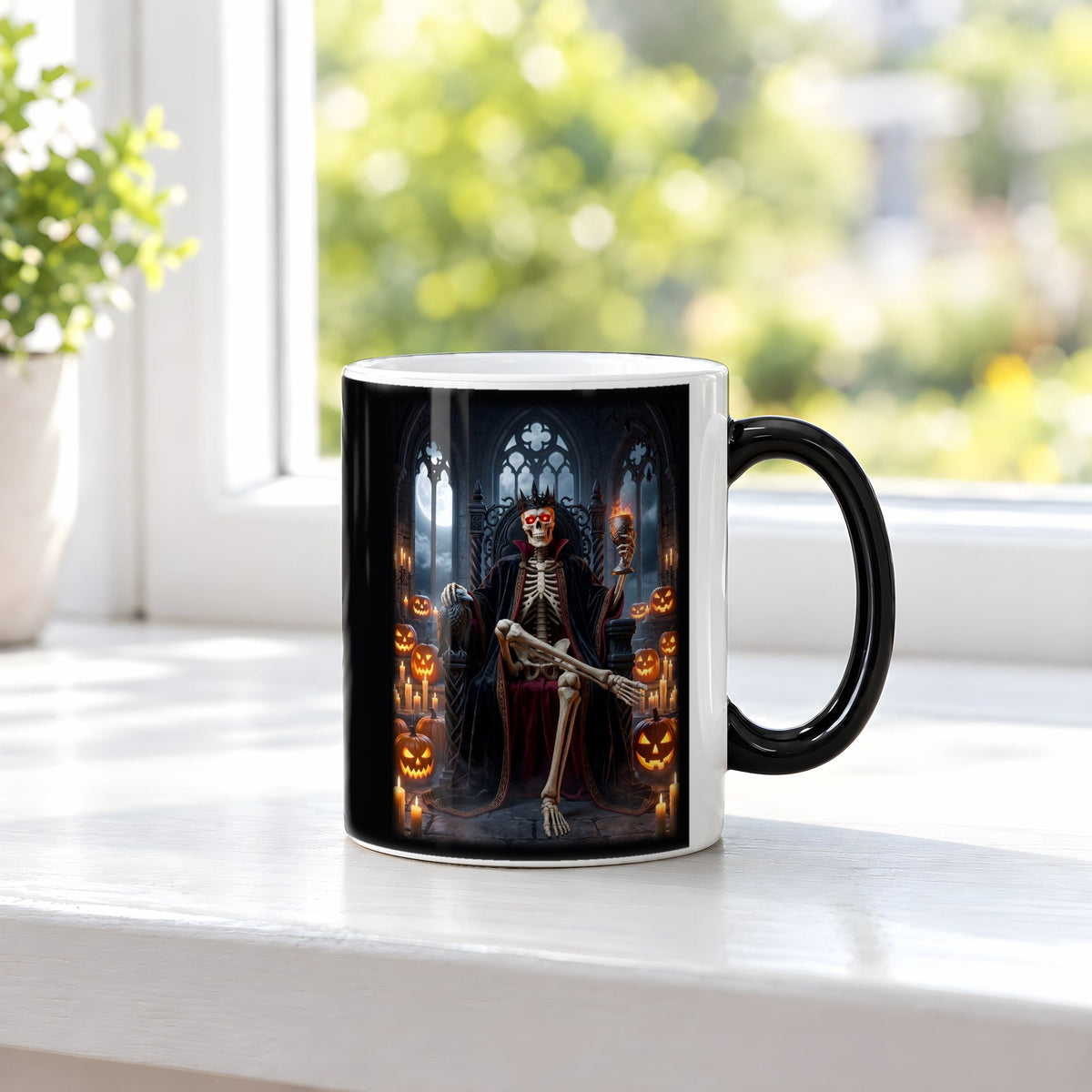 Der Kürbiskönig – Black Edition Zaubertasse mit Motiv (heiß), auf der Fensterbank