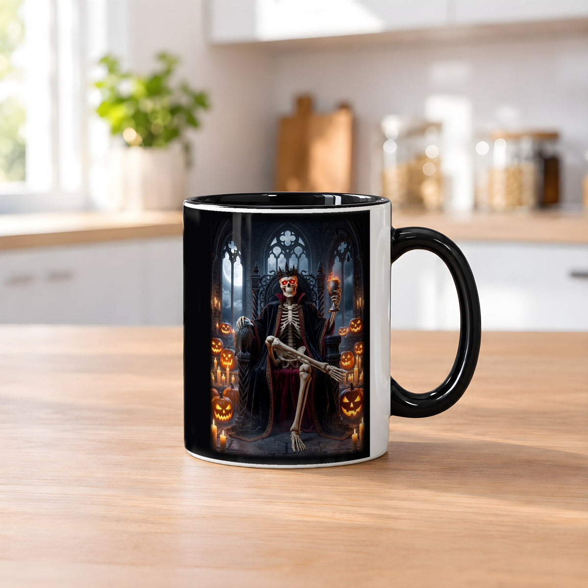 Der Kürbiskönig – Tasse innen schwarz, auf dem Küchentresen