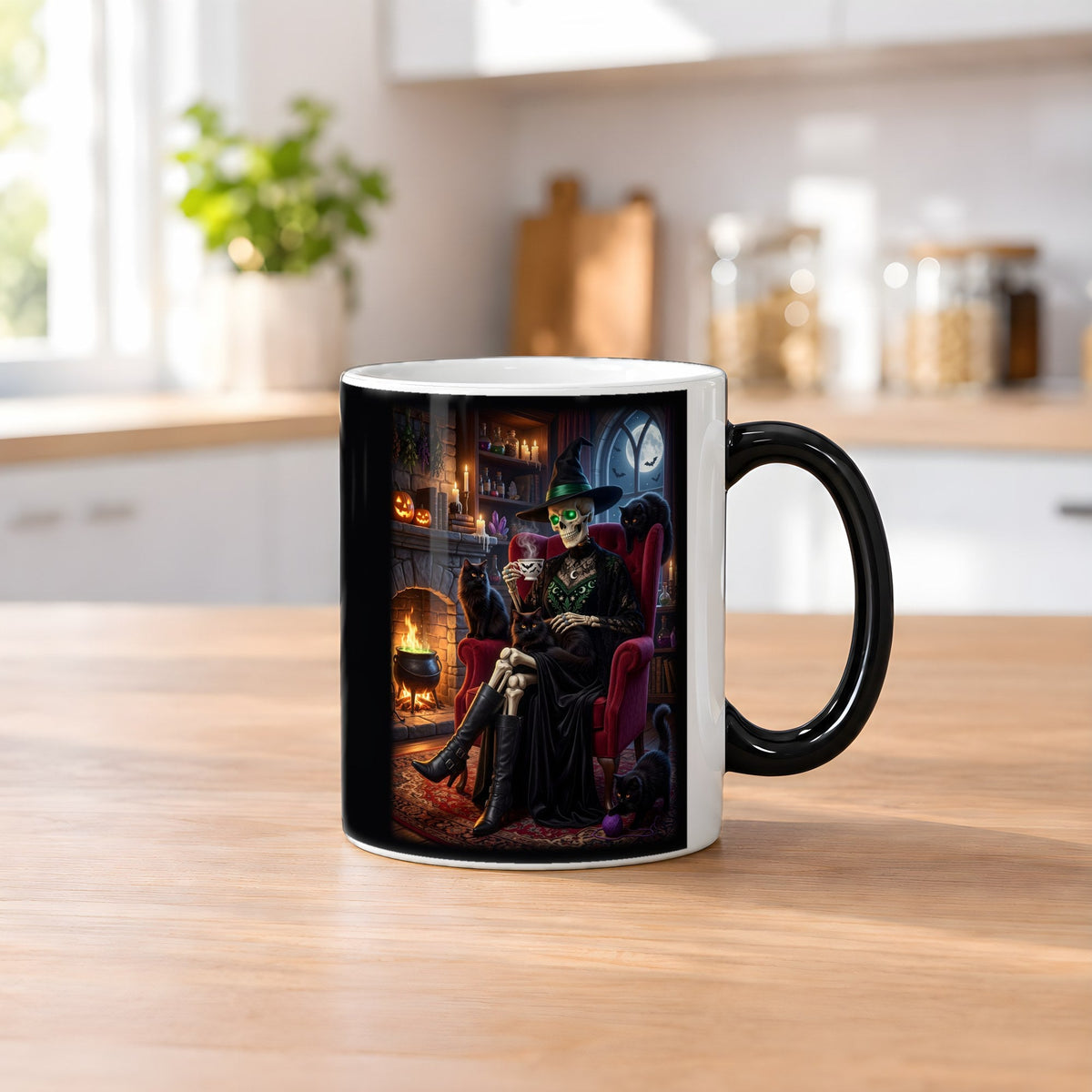 Die Katzenhexe – Black Edition Zaubertasse mit Motiv (heiß), auf dem Küchentresen