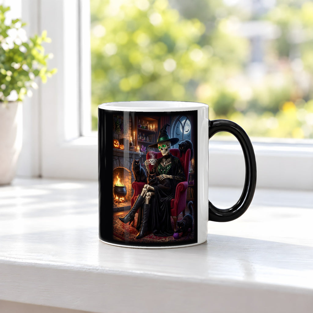 Die Katzenhexe – Black Edition Zaubertasse mit Motiv (heiß), auf der Fensterbank