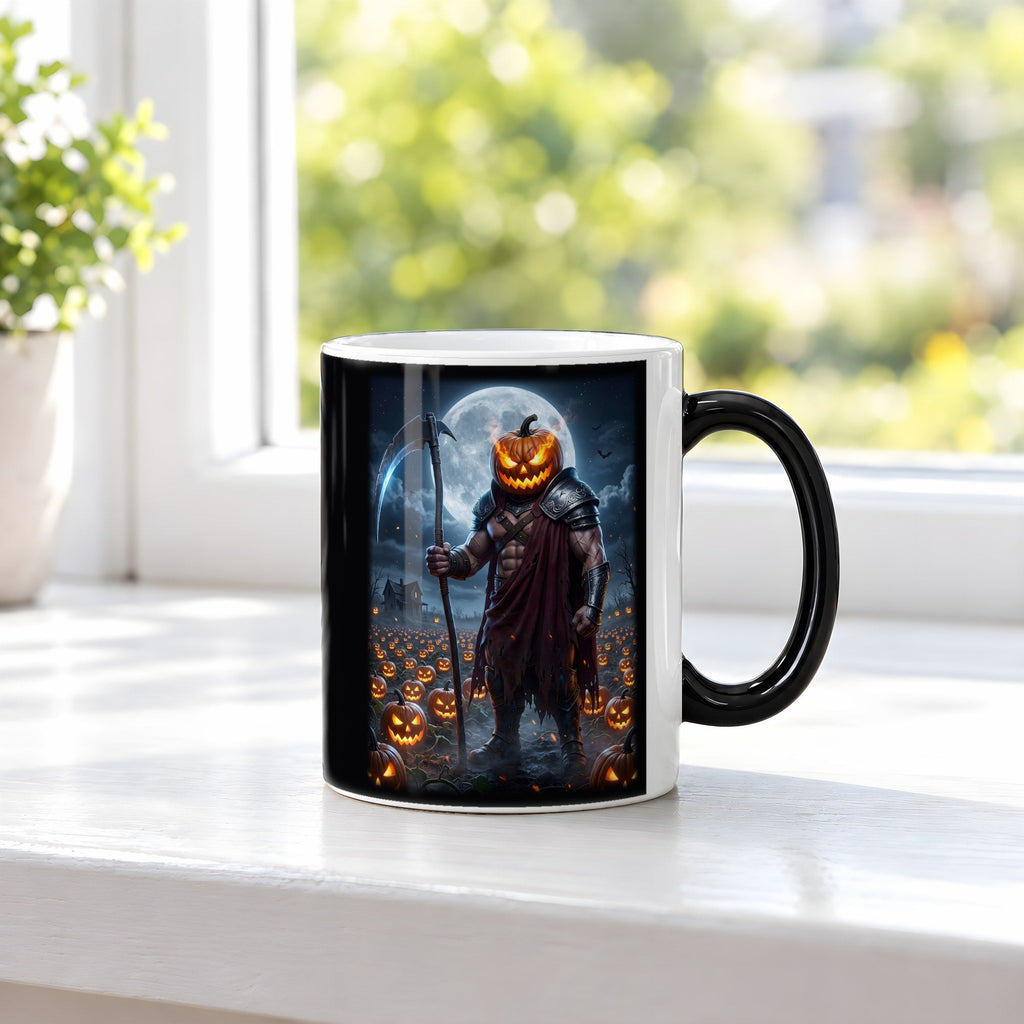 Der Kürbis-Kriegsherr – Black Edition Zaubertasse mit Motiv (heiß), auf der Fensterbank