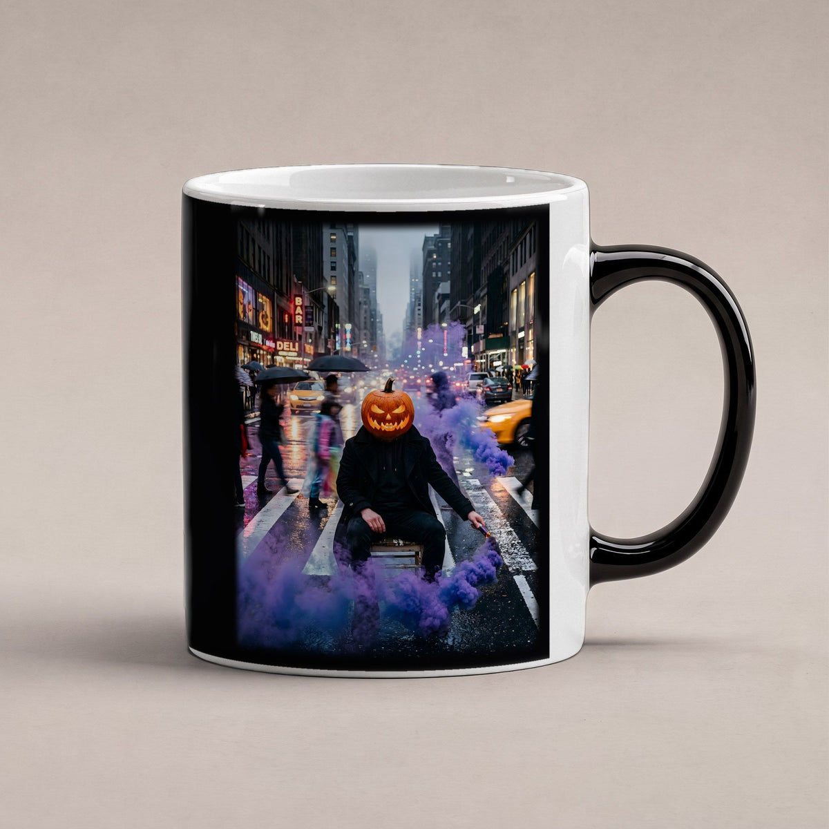 Der Kürbiskopf im Regen – Black Edition Zaubertasse mit Motiv (heiß), freigestellt
