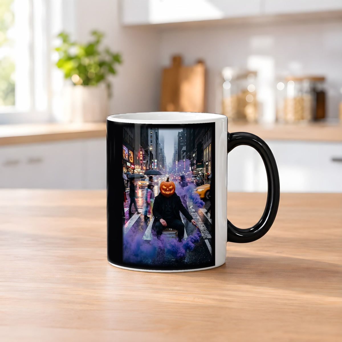 Der Kürbiskopf im Regen – Black Edition Zaubertasse mit Motiv (heiß), auf dem Küchentresen