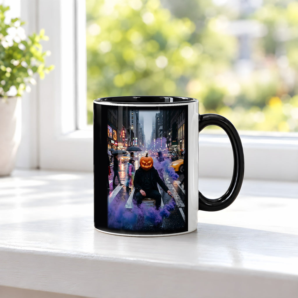 Der Kürbiskopf im Regen – Tasse innen schwarz, auf der Fensterbank