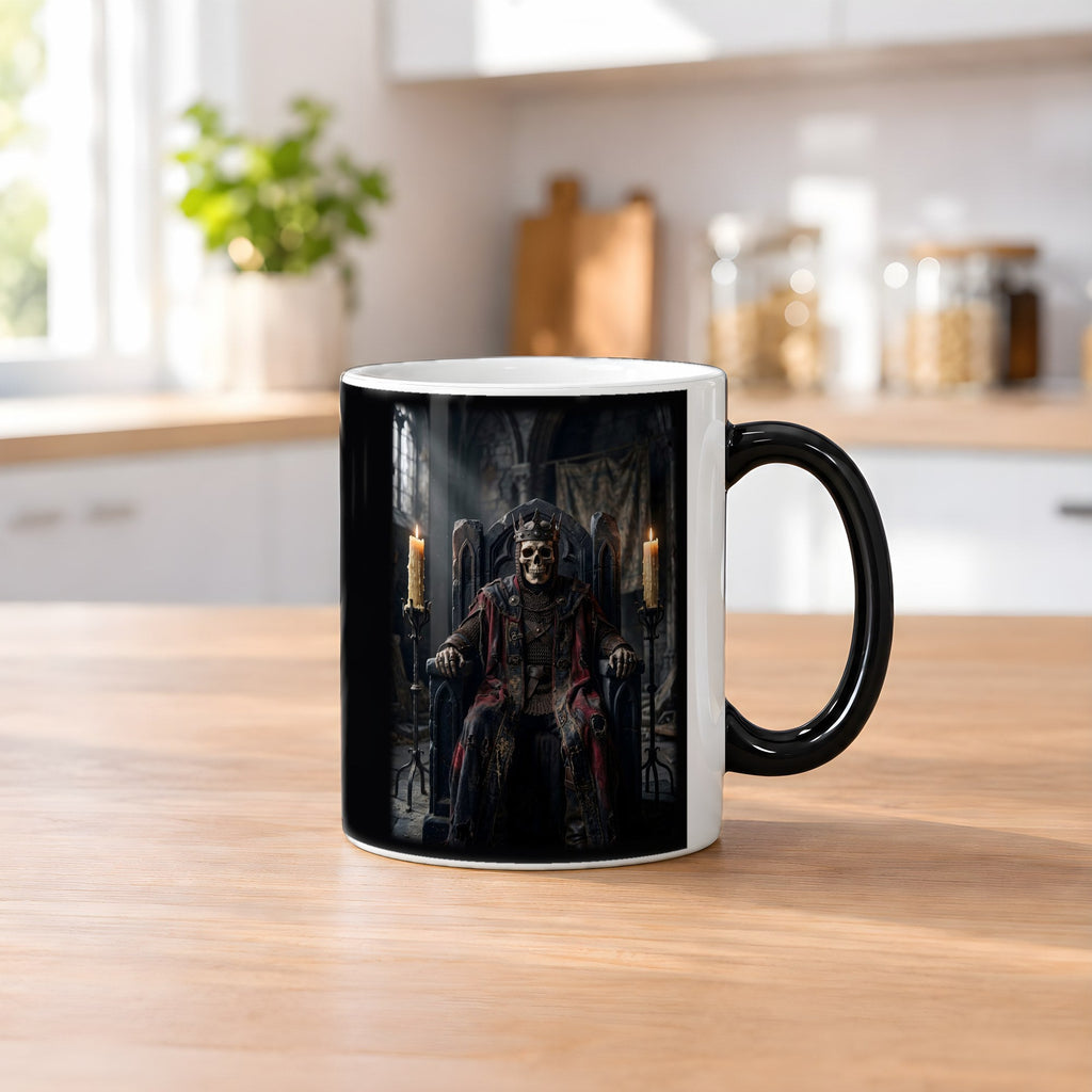 Der Knochenkönig – Black Edition Zaubertasse mit Motiv (heiß), auf dem Küchentresen