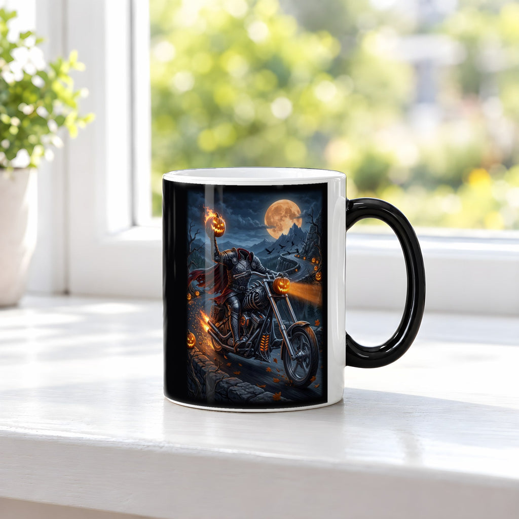 Der Höllenritt – Black Edition Zaubertasse mit Motiv (heiß), auf der Fensterbank