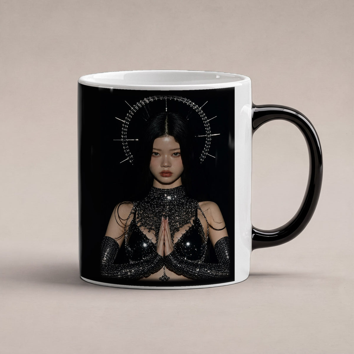 Die Kristallkönigin – Black Edition Zaubertasse mit Motiv (heiß), freigestellt