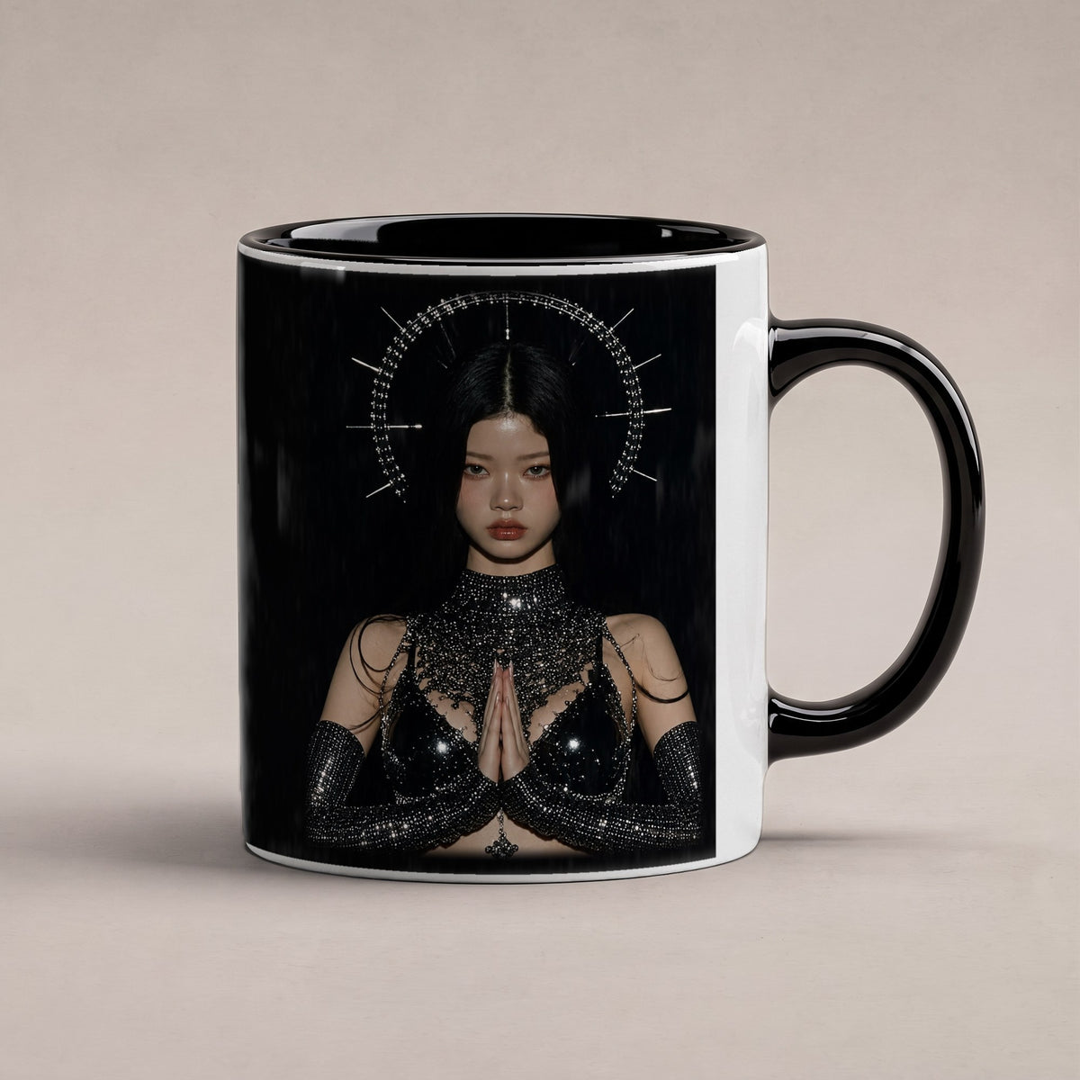 Die Kristallkönigin – Tasse innen schwarz, freigestellt