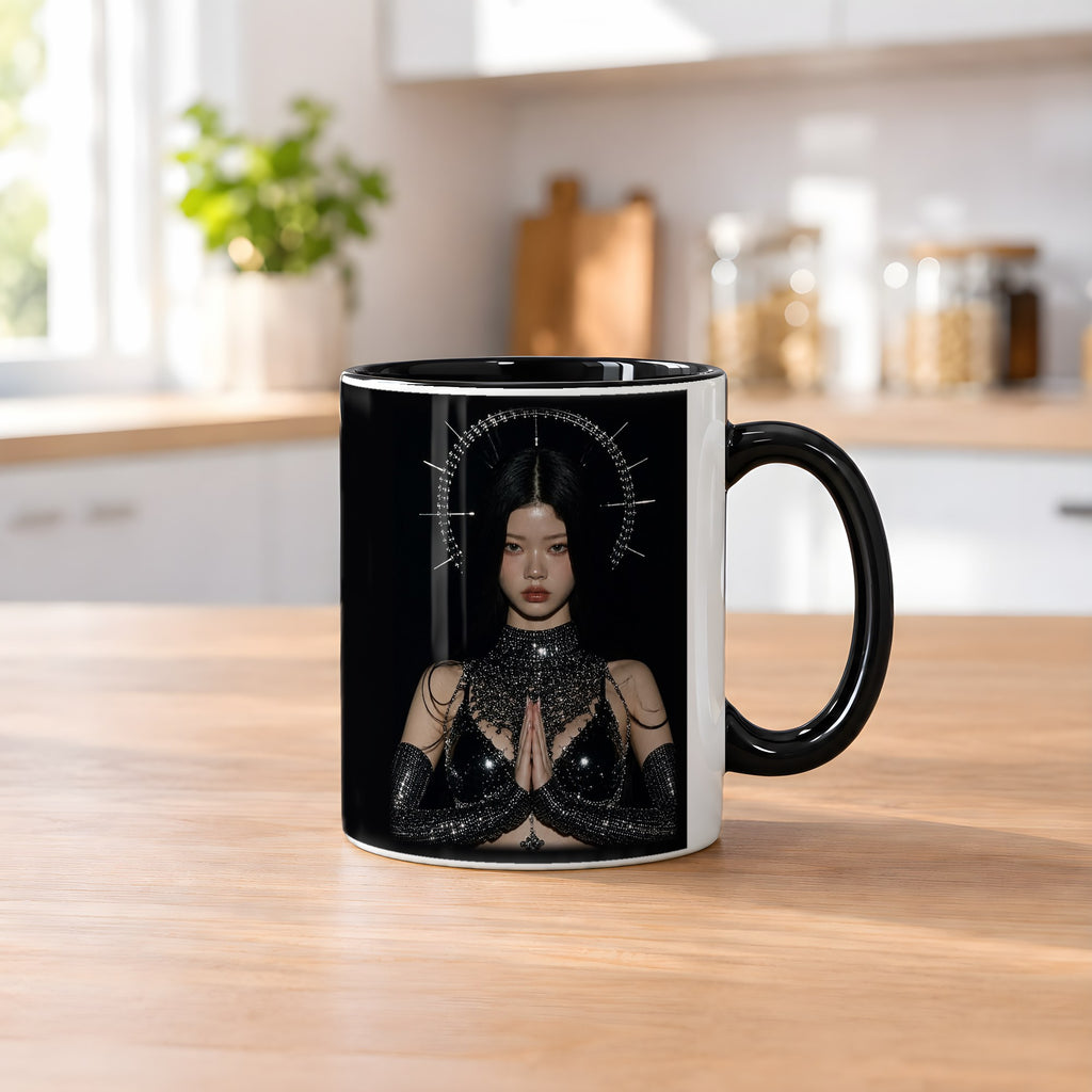 Die Kristallkönigin – Tasse innen schwarz, auf dem Küchentresen