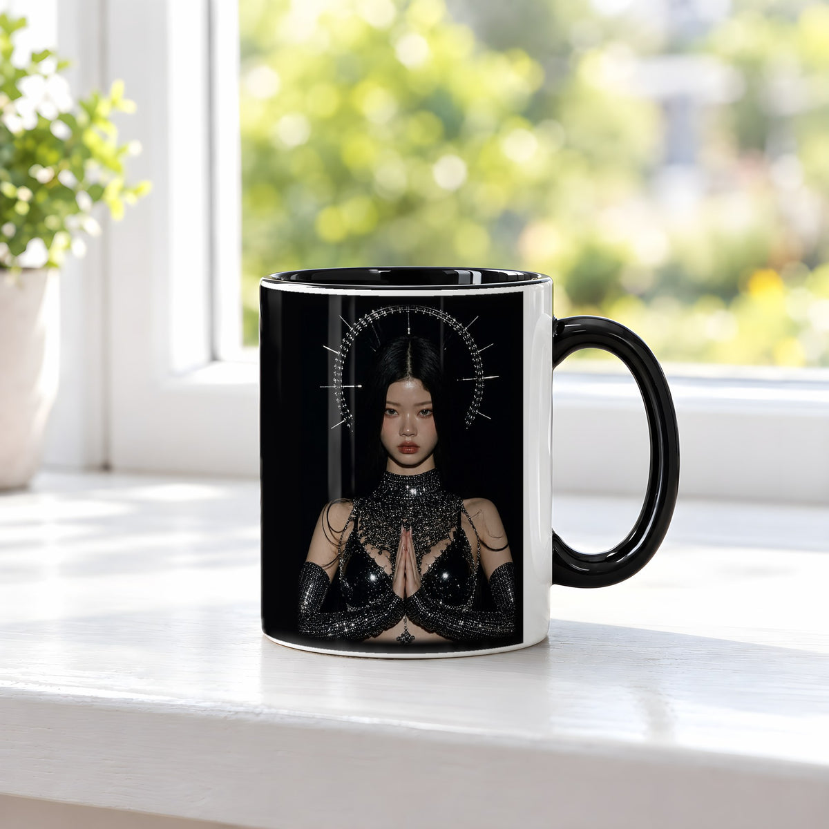 Die Kristallkönigin – Tasse innen schwarz, auf der Fensterbank