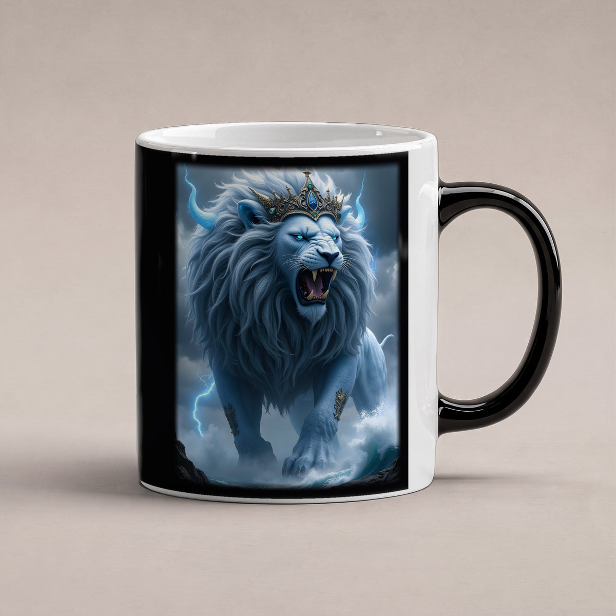 Der Kronenlöwe – Black Edition Zaubertasse mit Motiv (heiß), freigestellt