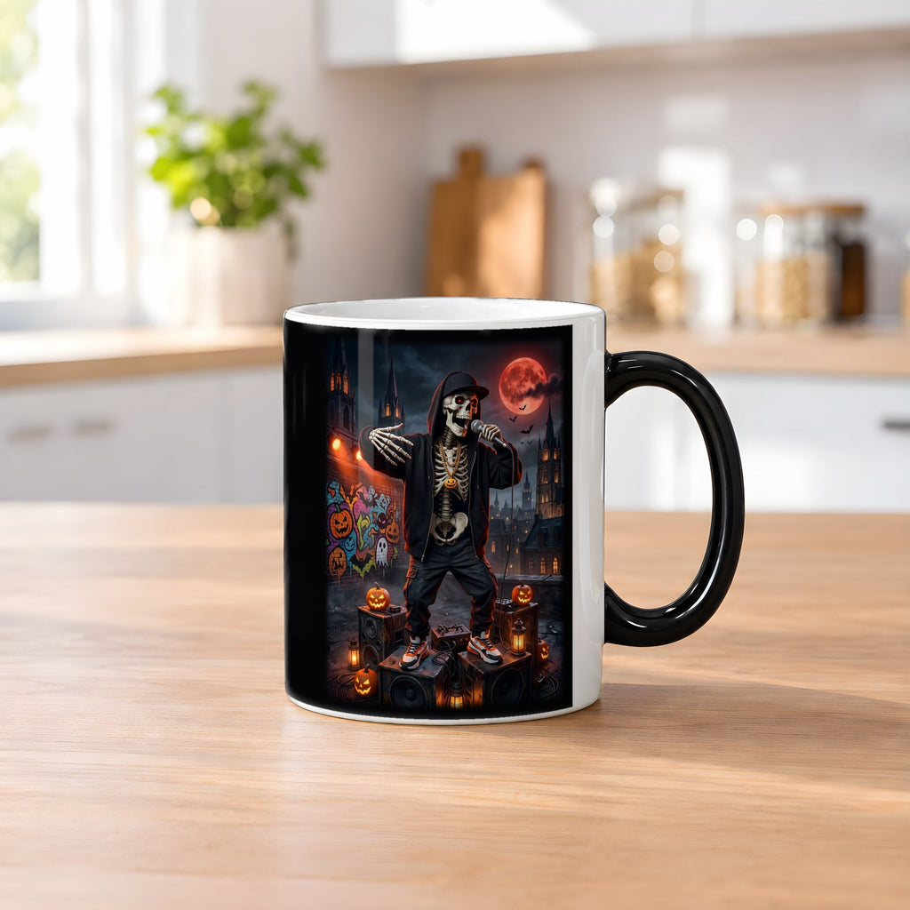 Der Knochen-Rapper – Black Edition Zaubertasse mit Motiv (heiß), auf dem Küchentresen