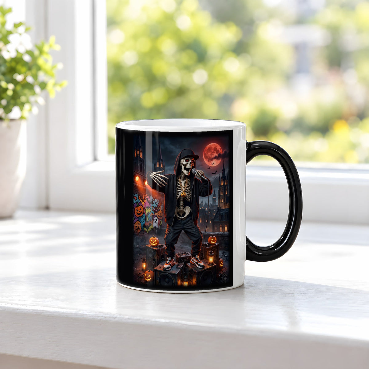 Der Knochen-Rapper – Black Edition Zaubertasse mit Motiv (heiß), auf der Fensterbank