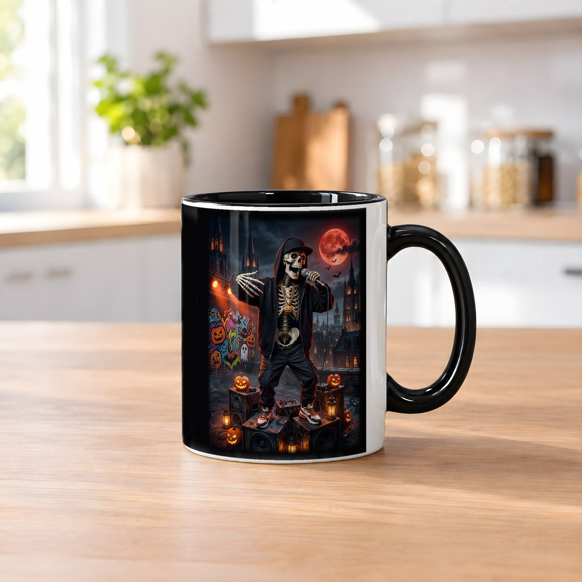 Der Knochen-Rapper – Tasse innen schwarz, auf dem Küchentresen
