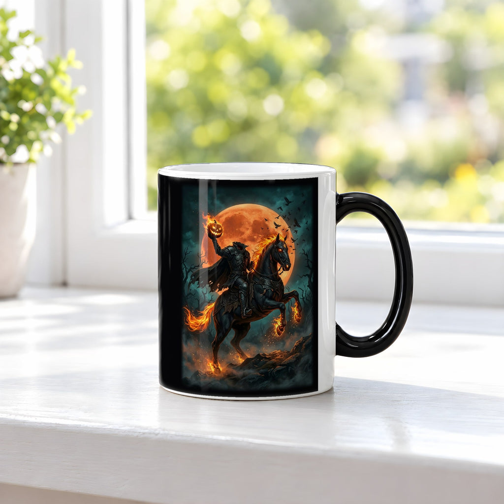 Der kopflose Reiter – Black Edition Zaubertasse mit Motiv (heiß), auf der Fensterbank