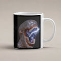 Kristallschrei – weiße Tasse, freigestellt