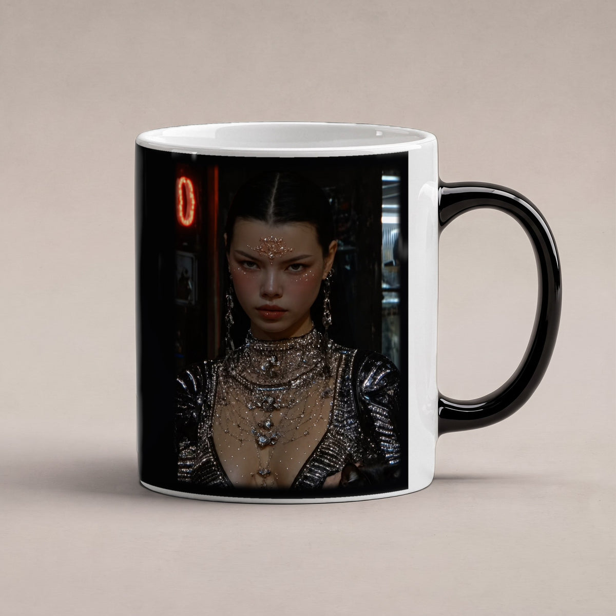 Die Katzenkönigin – Black Edition Zaubertasse mit Motiv (heiß), freigestellt